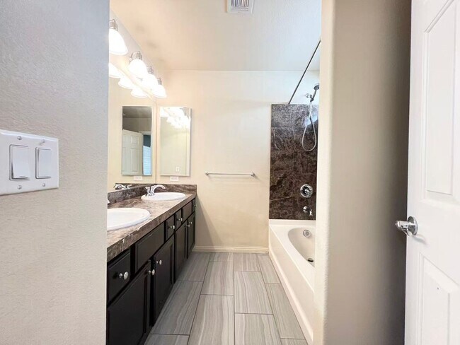 Building Photo - Beautiful 2 story single house