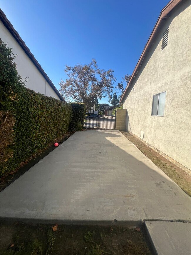 Building Photo - 3 Bedroom 2 Bath Home ,