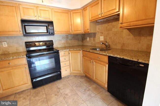 Building Photo - 3123 Sayre Dr