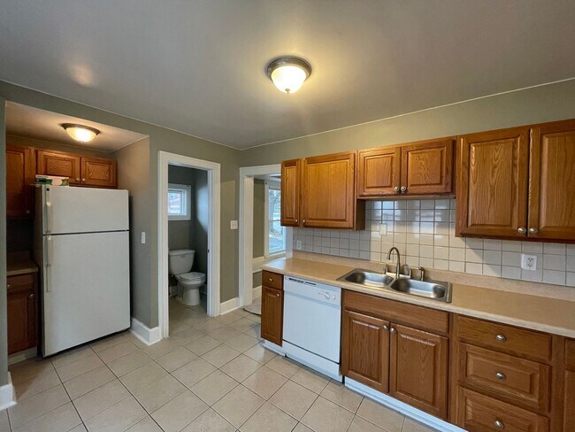 Building Photo - Single Family Home 3 beds 1.5 bath Availab...