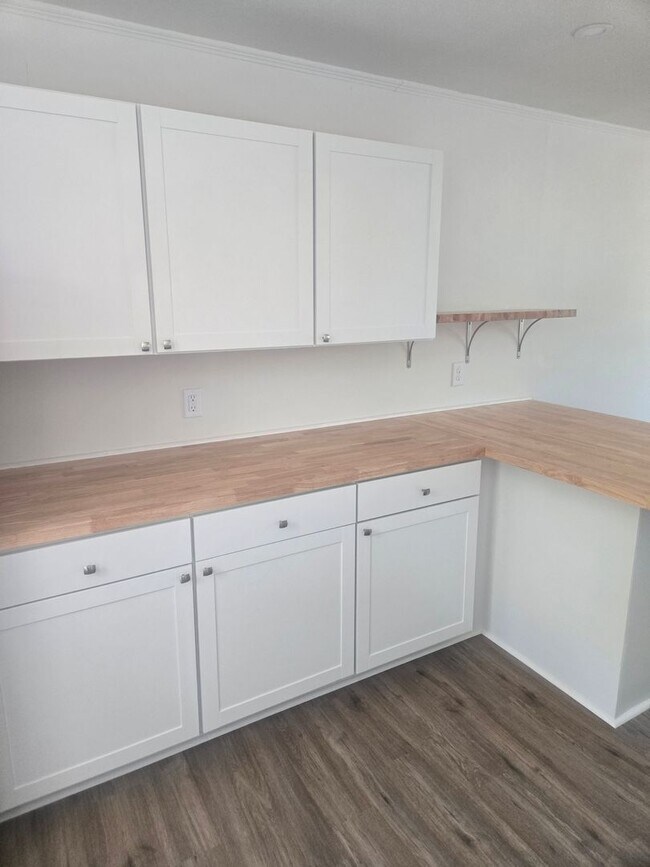 Building Photo - Charming Sunset Hills Condo