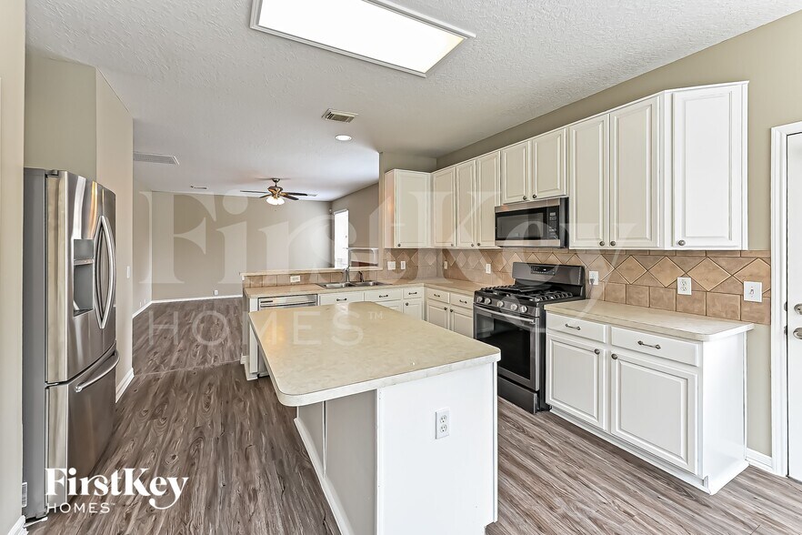 Building Photo - 18810 Summer Anne Dr