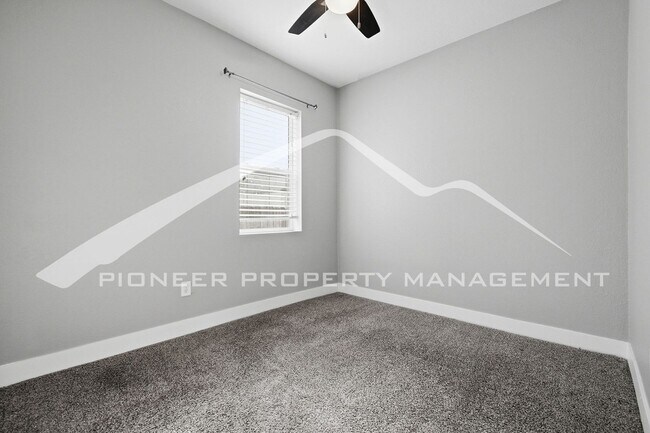 Building Photo - Charming Home with Washer/Dryer and Fenced Yard