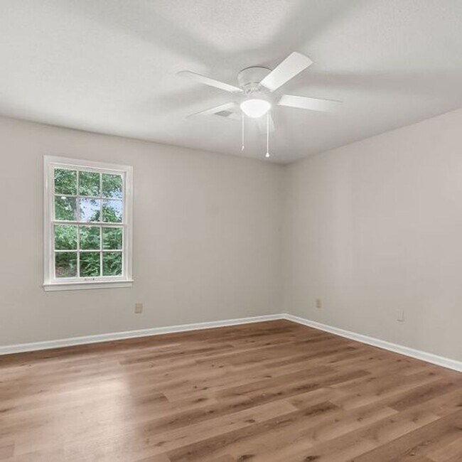 Building Photo - Beautiful 3 Bed 2 Bath Home! Available Fall 2026!