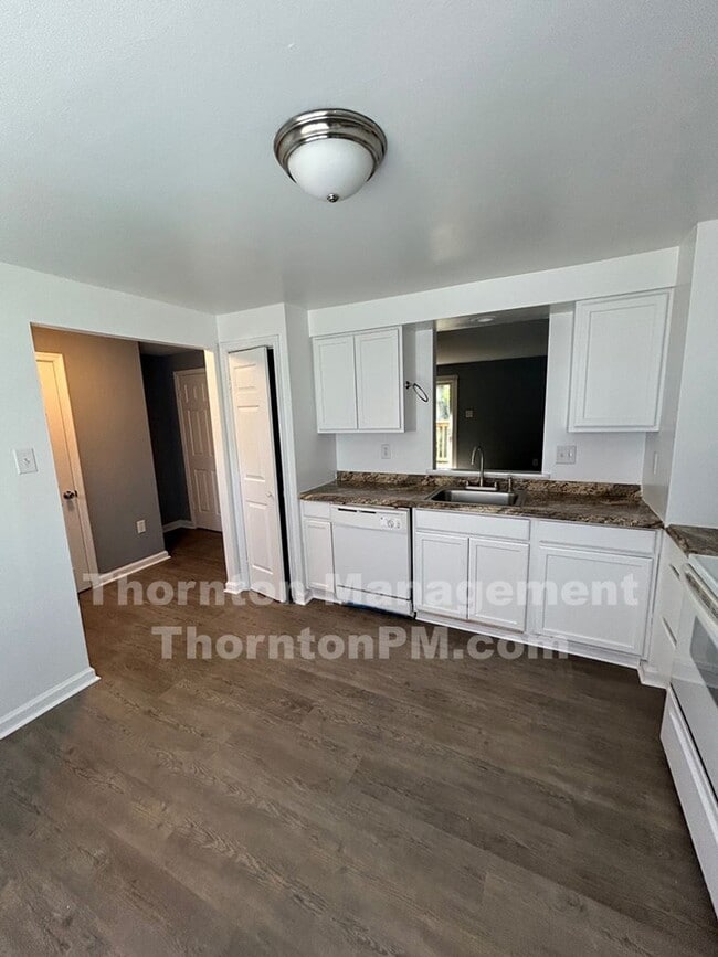 Building Photo - Culpeper Newly Renovated Townhouse
