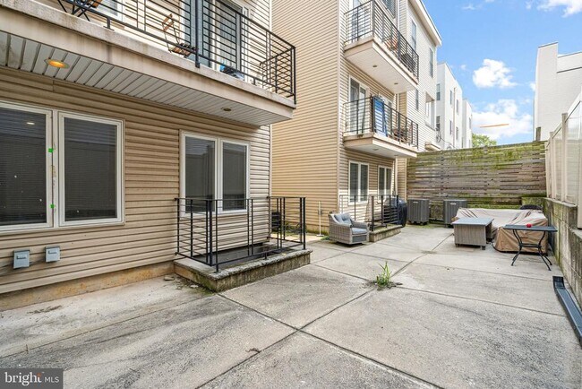 Building Photo - 912 N 16th St