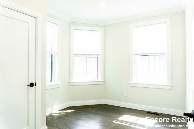 Building Photo - 79 Linden St