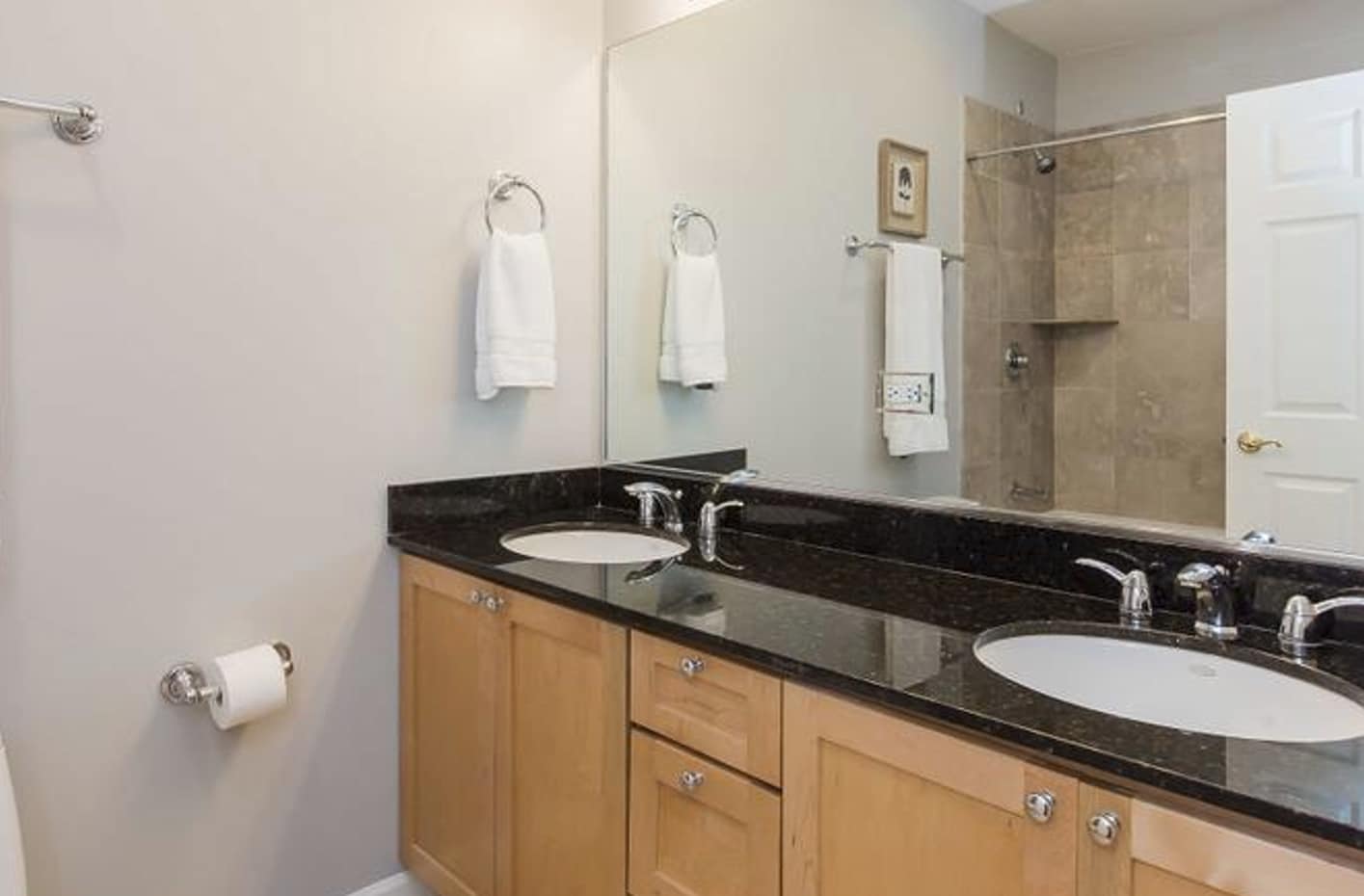 main bath 1 - 3436 N Ridgeway Ave