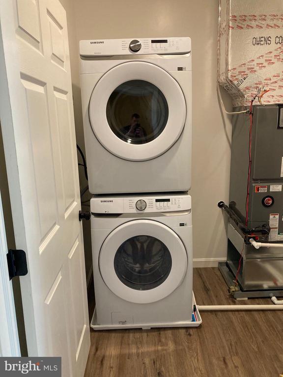 Building Photo - 376 E Main St