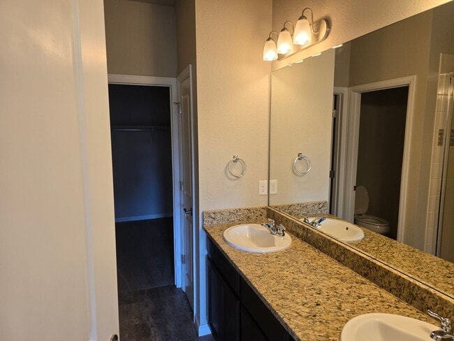 Building Photo - Townhome with great access to shopping, restauraunts and more!