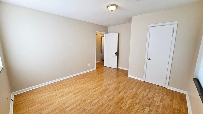 Building Photo - Nichols Hills Adj the Village Two Bed/One ...