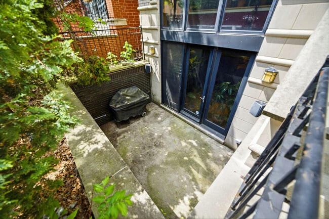 Building Photo - 1106 N Paulina St