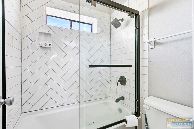 Building Photo - 113 W Sunny Isle Dr