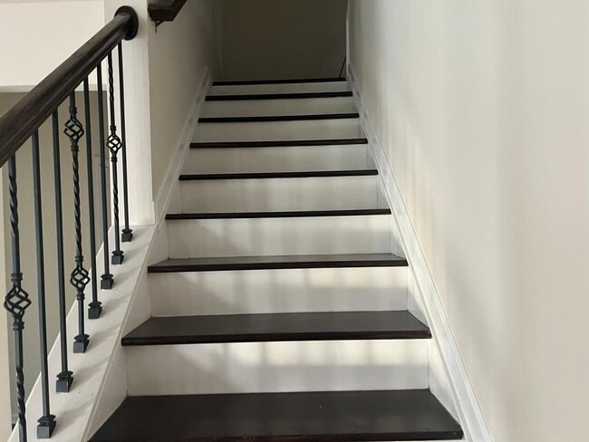 Building Photo - 2121 Chipley Dr