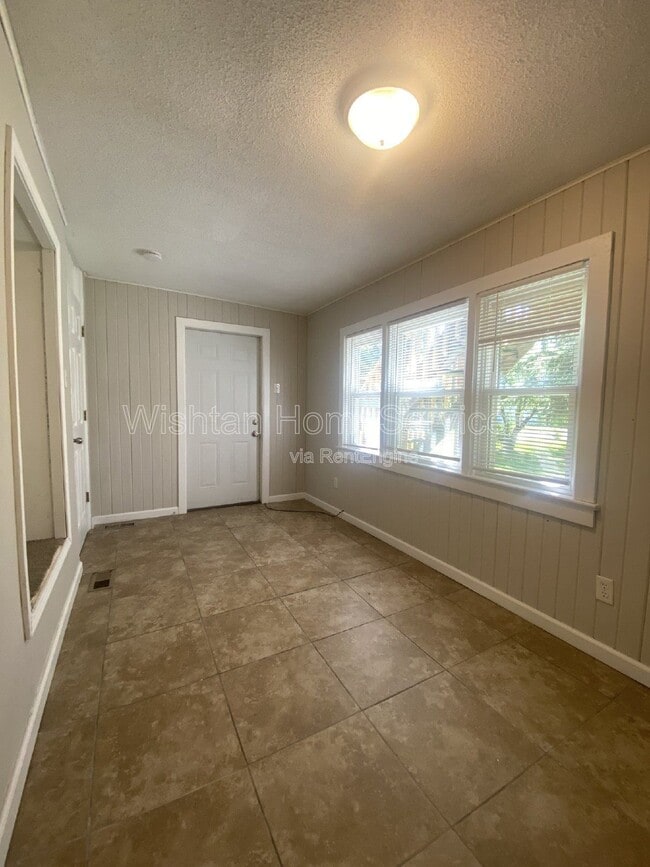 Building Photo - 617 W Calhoun St