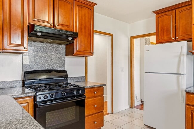 Building Photo - Spacious 3-Bedroom House in Oakland's Meadow Brook