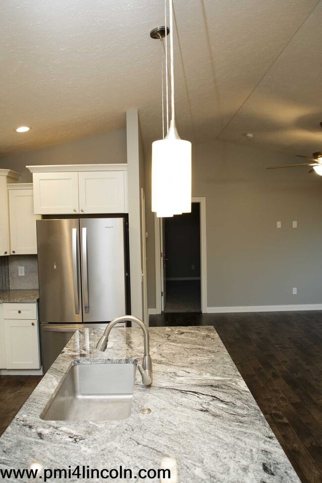Building Photo - 9800 S 72 St – 5 beds/3 baths/ 3-stall