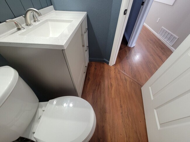 Building Photo - Fabulous Remodeled 2 bedroom , 2 bath Remo...