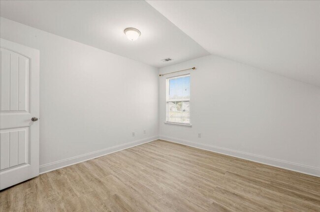 Building Photo - Spacious 5-Bedroom Home with Screened Patio & Private Fenced Yard in Guyton