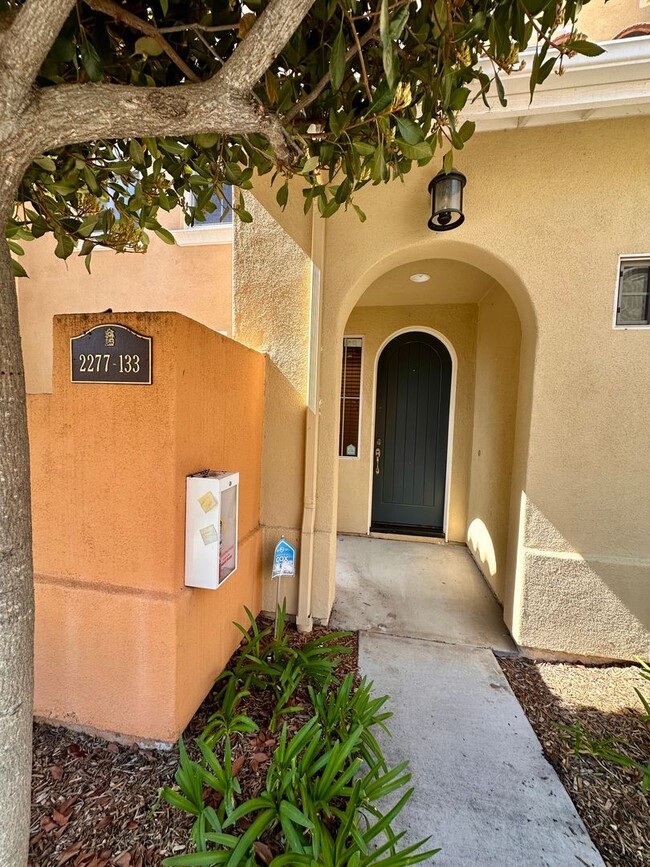 Building Photo - Luxury Tri-Level Townhome 2bd 2.5bth w Bon...