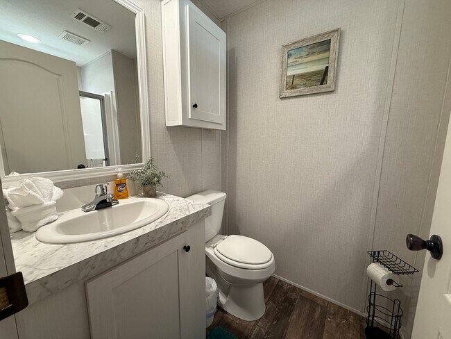 Building Photo - 6702 Lakewood Dr