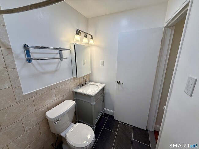 Building Photo - 1168 Main St