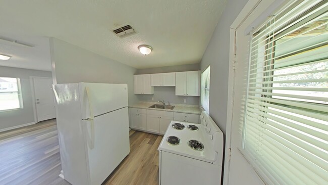 Building Photo - Beautiful 1 Bed 1 Bath Close to Town