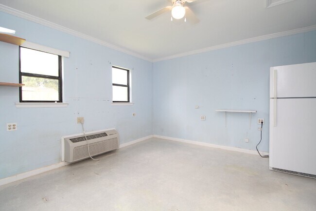 Building Photo - Spacious 4BR Home with Bonus Studio, Sunro...