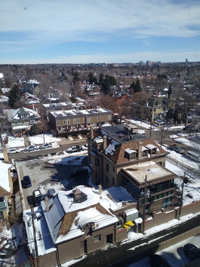 Building Photo - Amazing Penthouse 2 Bedroom 2 Bath With Mo...