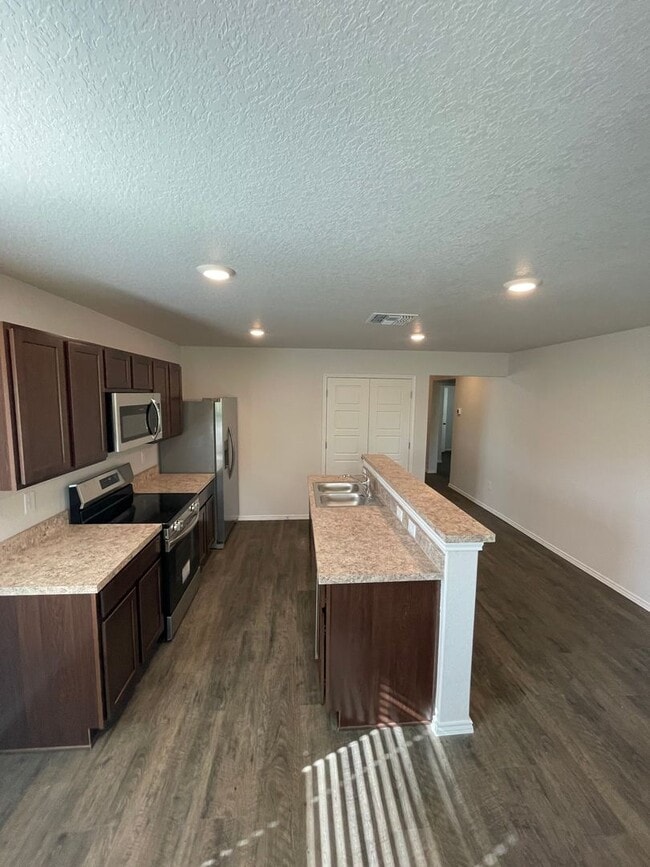Building Photo - *Pre-Leasing** Four Bedroom | Two Bath Home in Legend Pond