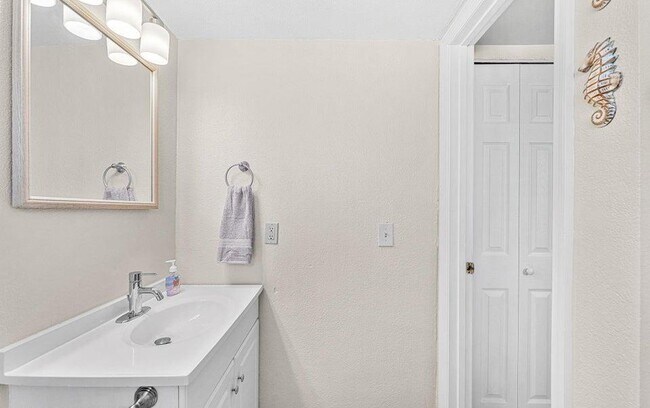 Building Photo - 211 Circle Dr