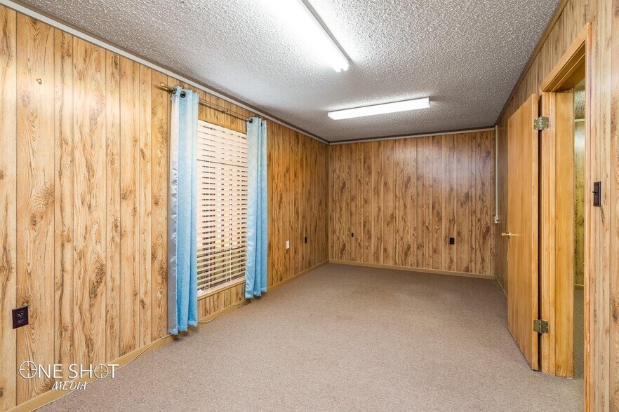 Building Photo - 216 Oak St