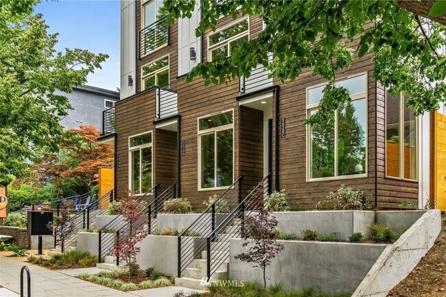 Building Photo - 5618B California Ave SW