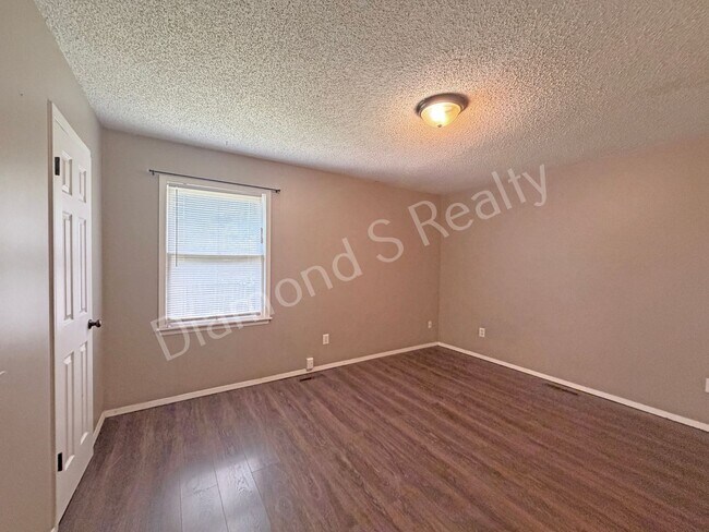 Building Photo - 1006 W Edgewood St