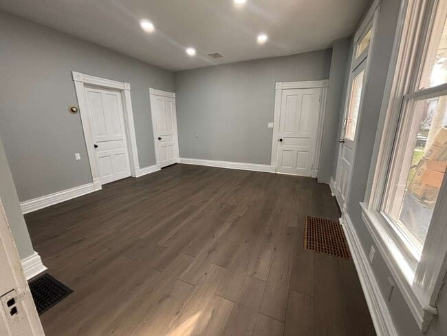 Building Photo - 237 N Lincoln St