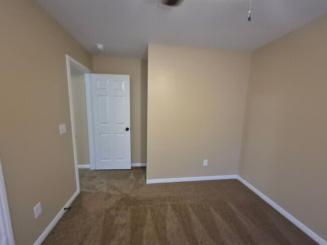 Building Photo - 5907 Deer Lake Dr