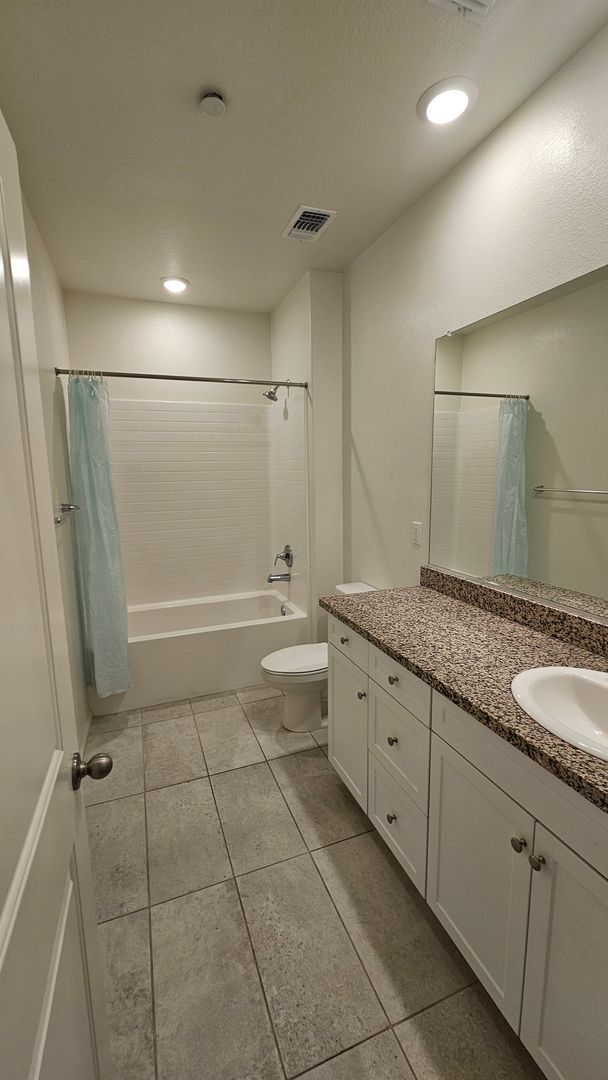 Building Photo - Modern 4 Bedroom Home in City in the Hills