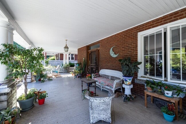 Building Photo - 289 Newman Ave