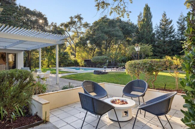 Building Photo - 243 Selby Ln