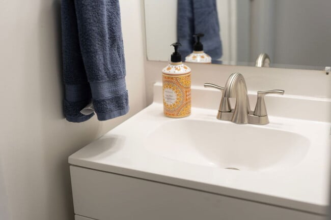 Building Photo - 1601 W Cary St