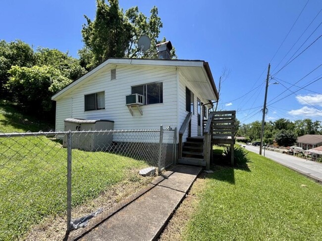 Building Photo - 318 Leonard St