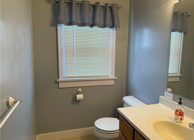 Building Photo - 607 W Saint Anthony Ave