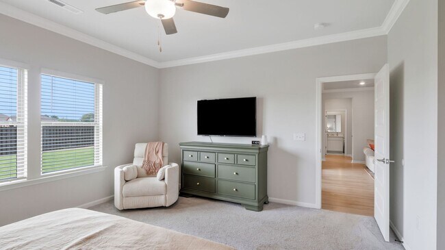 Building Photo - Like-new 4BR/3BA home in desirable St. Cla...