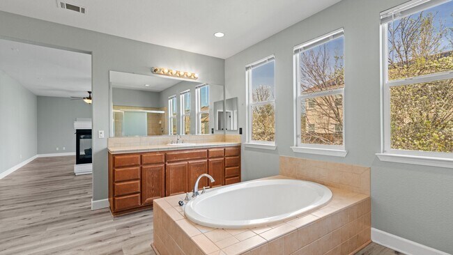 Building Photo - Beautiful two-story in Paradise Crest!