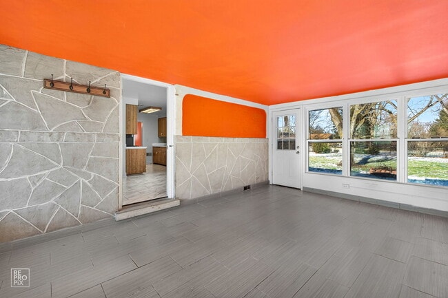 Building Photo - 304 E Golf Rd