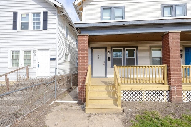 Primary Photo - 618-620 Racine Ave