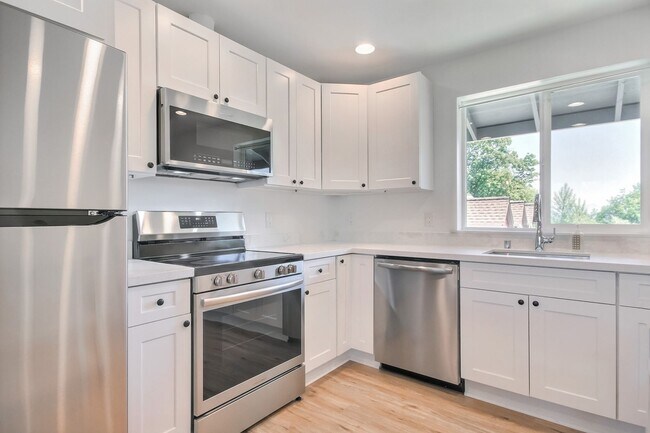 Building Photo - Beautiful 2 Bedroom 2.5 Bath Home In Everett!