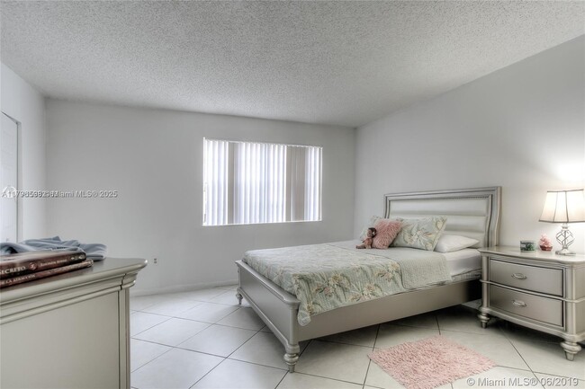 Building Photo - 9711 Fontainebleau Blvd