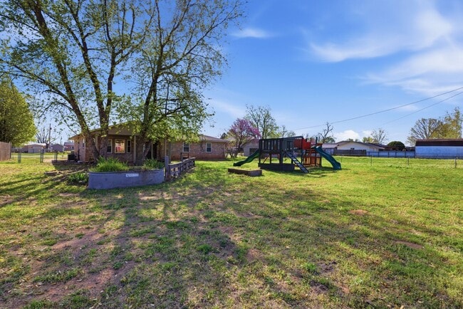 Building Photo - Cute 3 bed 1.5 bath home with a large yard and quite living in the highly desired Bixby Public Sc...