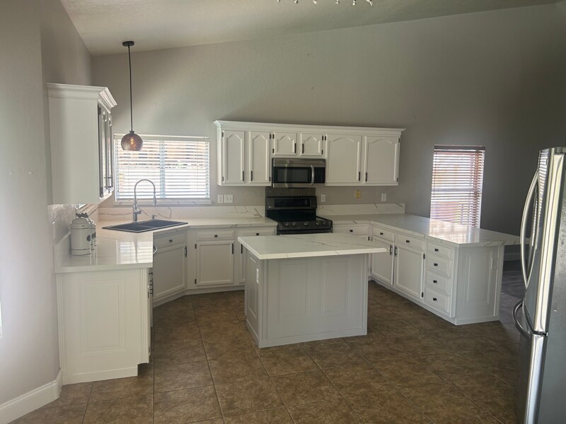 Building Photo - 758 S Lagoon Dr